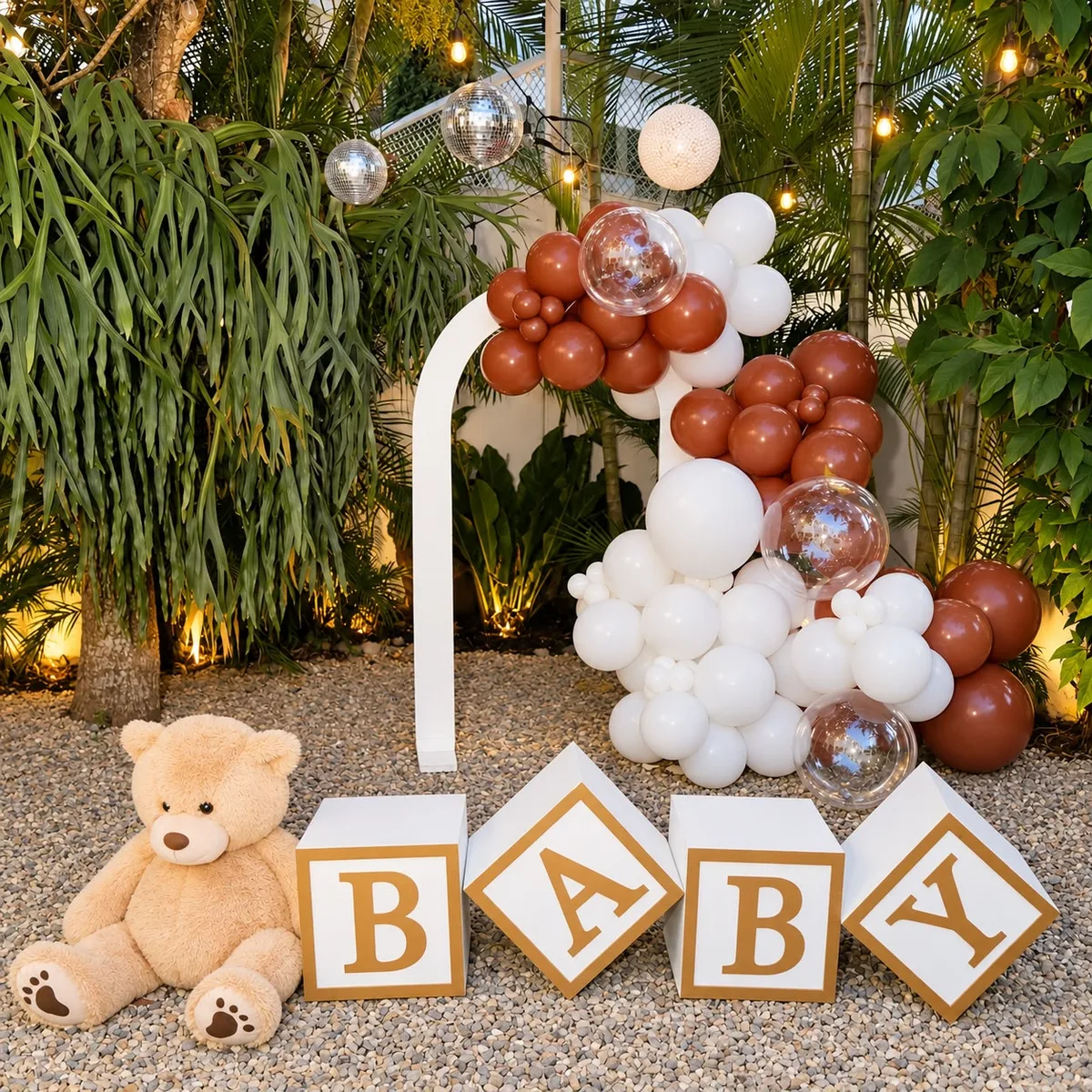 Detalle de globos y cubos de madera en un baby shower