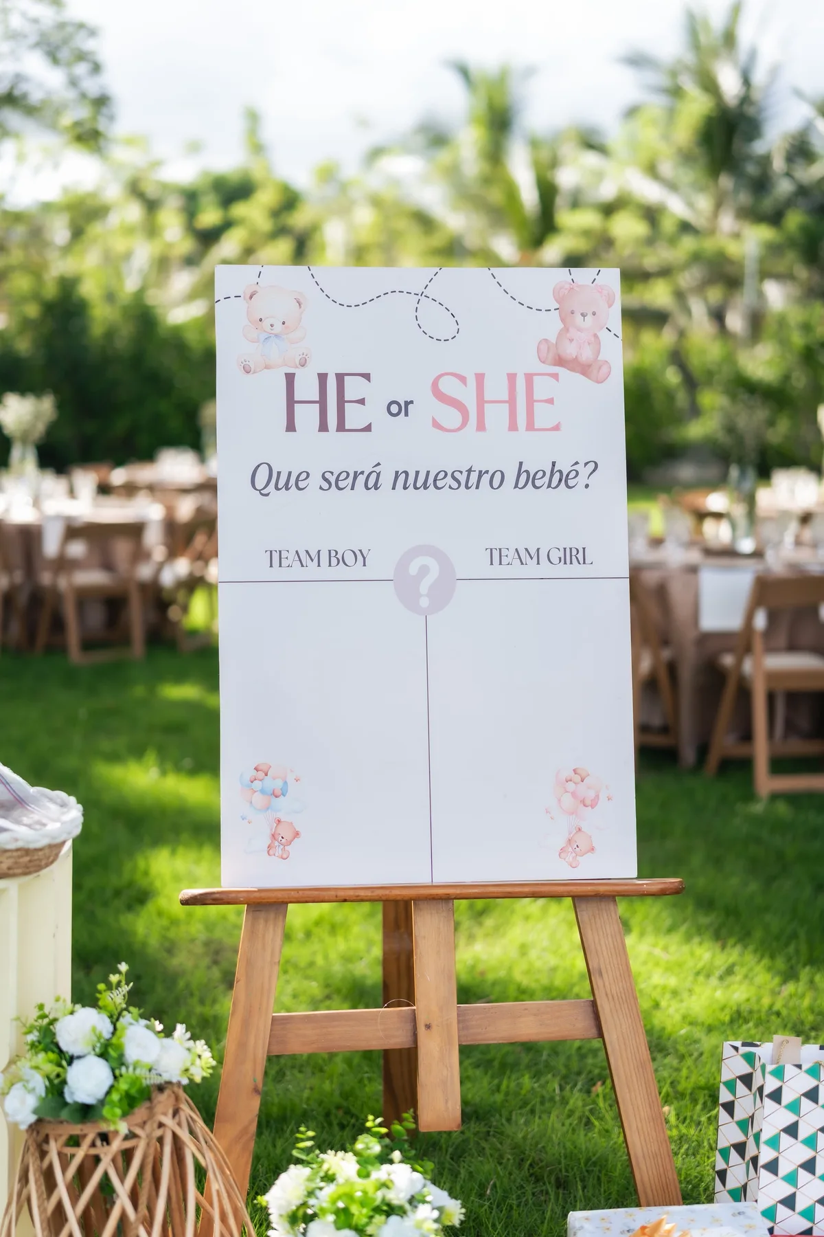 Cartel de bienvenida sobre un caballete en el jardín