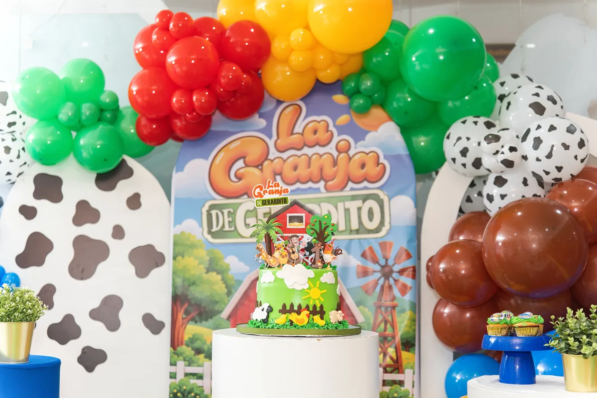 Detalle de la mesa principal de un cumpleaños con temática de granja