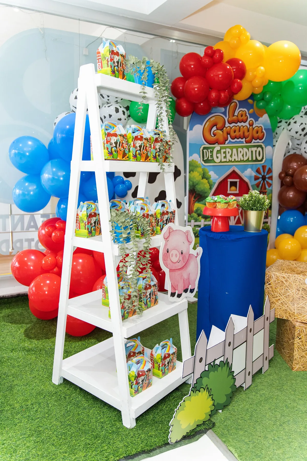 Estantería de dulces y detalles de una celebración infantil